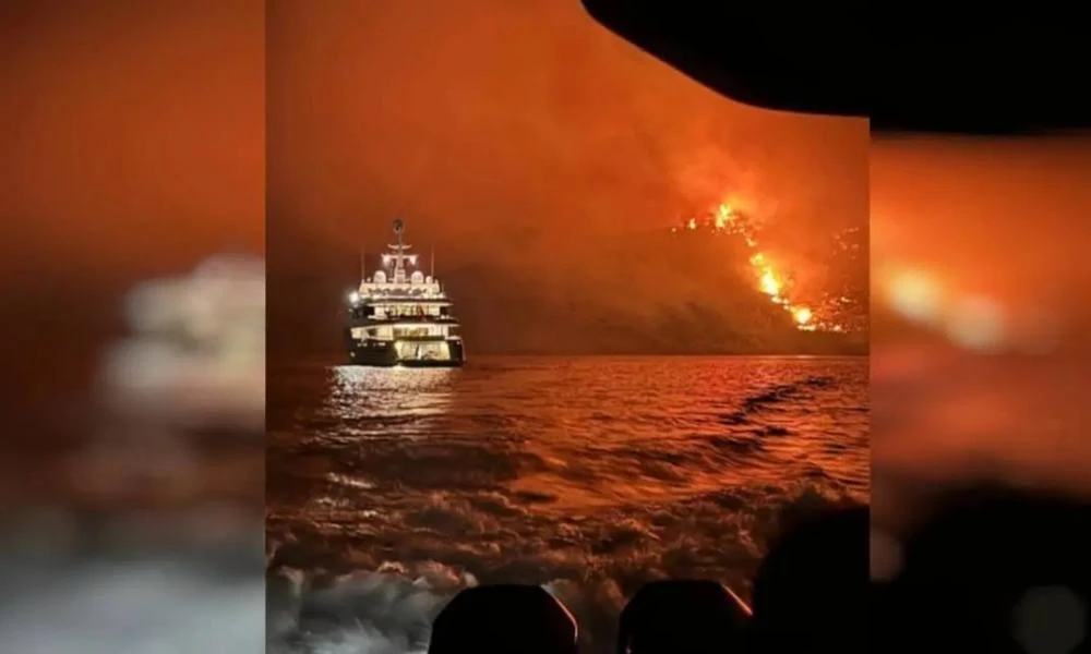 Ύδρα: Στη Βουλιαγμένη το σκάφος από όπου έπεσαν τα πυροτεχνήματα